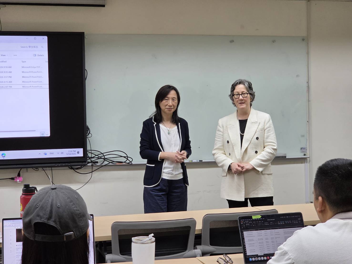 Dr. Wan-Ying Yang, Dean of the College of Social Sciences, introduced Dr. Clare Crowston, Dean of the Faculty of Arts at the University of British Columbia, encouraging attending students to take full